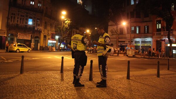 Бразильские полицейские в квартале Лапа в Рио-де-Жанейро - Sputnik Узбекистан