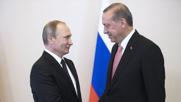 Rossiya va Turkiya prezidentlari V. Putin va R. Erdo‘g‘onning Sankt-Peterburgda o‘tkazilgan uchrashuvidan surat - Sputnik O‘zbekiston