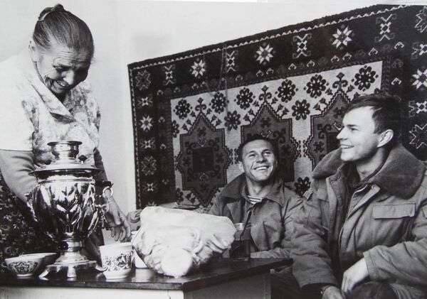 Владимир Гуреев (первый справа) с солдатом из разведроты боевого охранения в гостях у местных жителей Владимир Гуреев (первый справа) с солдатом из разведроты боевого охранения в гостях у местных жителей - Sputnik Узбекистан