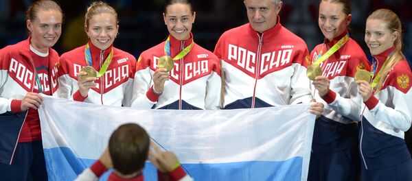 Sportsmenki sbornoy Rossii po fextovaniyu na sablyax i starshiy trener sbornoy Rossii  - Sputnik O‘zbekiston