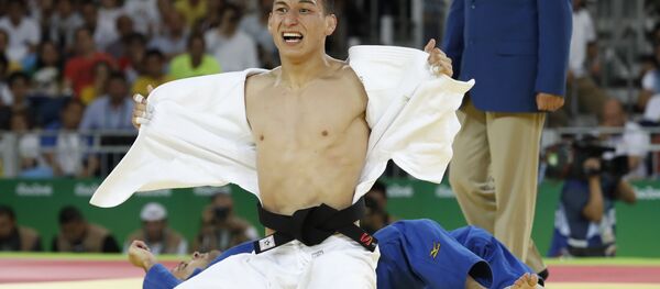 Диербек Урозбоев празднует победу - Sputnik Ўзбекистон