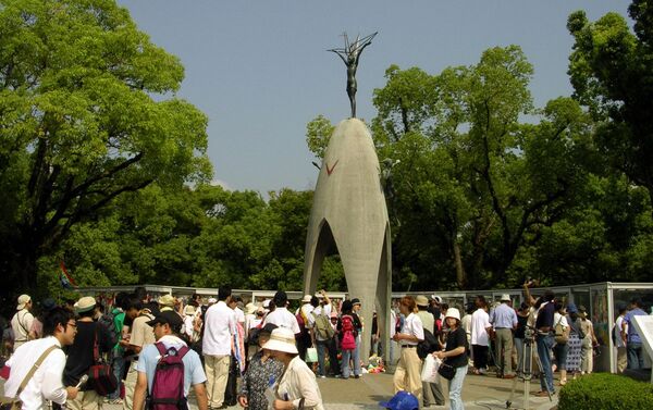 У монумента Садако Сасаки - Sputnik Узбекистан
