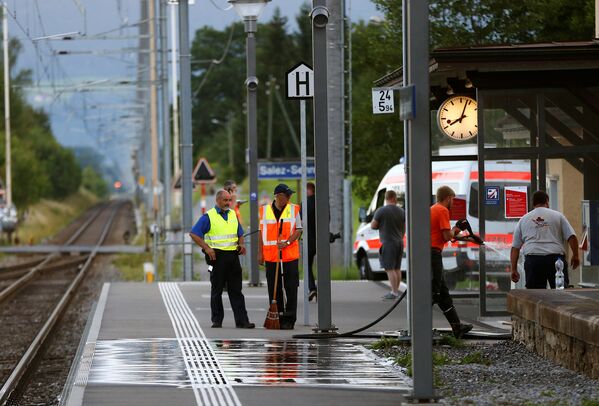 Швейцарский полицейский стоит на месте атаки поезда в Швейцарии - Sputnik Узбекистан