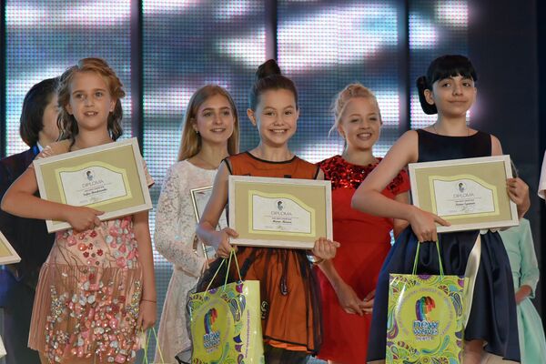 Лауреаты международного песенного конкурса Детская Новая волна - 2016 Лауреаты международного песенного конкурса Детская Новая волна - 2016 - Sputnik Узбекистан