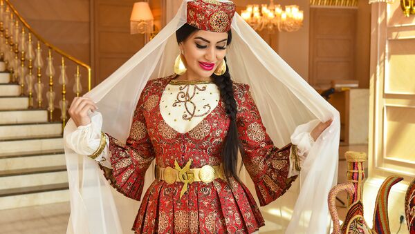 Участницы конкурса Мисс Юнион в Азербайджанских национальных платьях - Sputnik Узбекистан