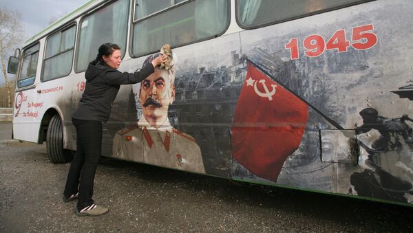 Кондуктор моет автобус с изображением Иофиса Сталина - Sputnik Узбекистан