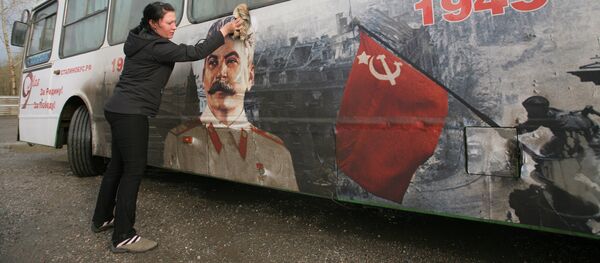 Кондуктор моет автобус с изображением Иофиса Сталина - Sputnik Узбекистан
