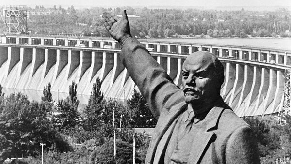 Памятник Владимиру Ильичу Ленину на фоне плотины Днепропетровской ГЭС - Sputnik Узбекистан