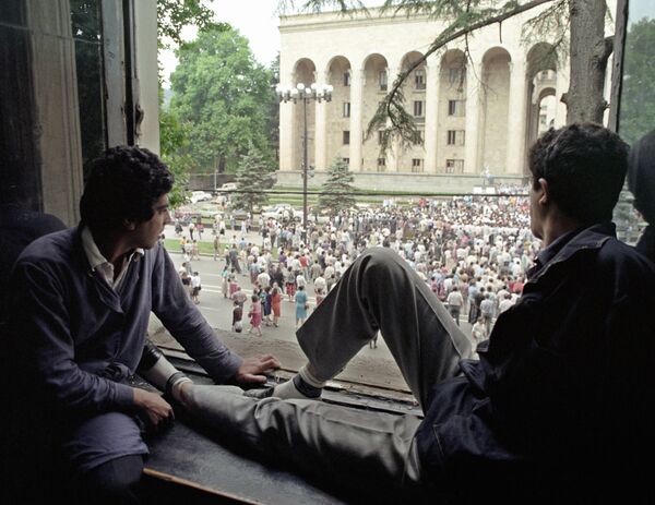 Многотысячная толпа собралась перед Домом правительства в день открытия внеочередной сессии Верховного Совета Грузинской ССР. - Sputnik Узбекистан