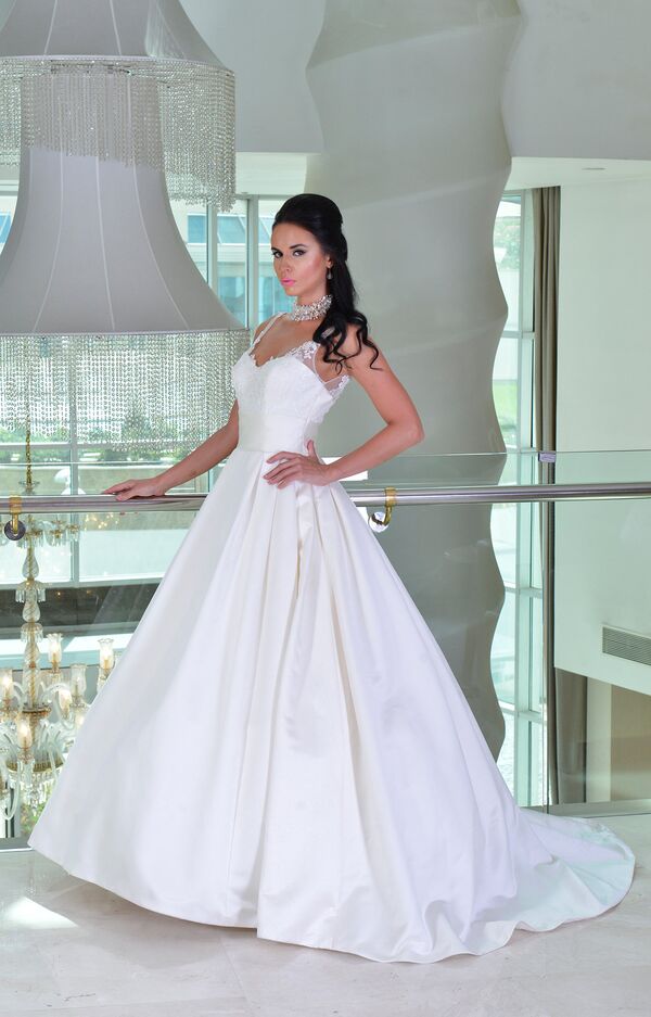 Фотосессия участниц конкурса Miss Union Baku 2016 в свадебных платьях - Sputnik Узбекистан
