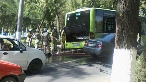 Очередное возгорание автобуса Mercedes-Benz в Ташкенте - Sputnik Узбекистан
