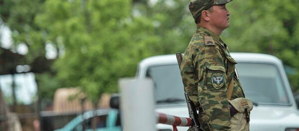 Qirg‘iziston bosh vaziri o‘rinbosari: O‘zbekiston bilan chegara yaqinida qo‘shni mamlakat militsioneri qo‘lga olindi Qirg‘iziston bosh vaziri o‘rinbosari: O‘zbekiston bilan chegara yaqinida qo‘shni mamlakat militsioneri qo‘lga olindi - Sputnik O‘zbekiston