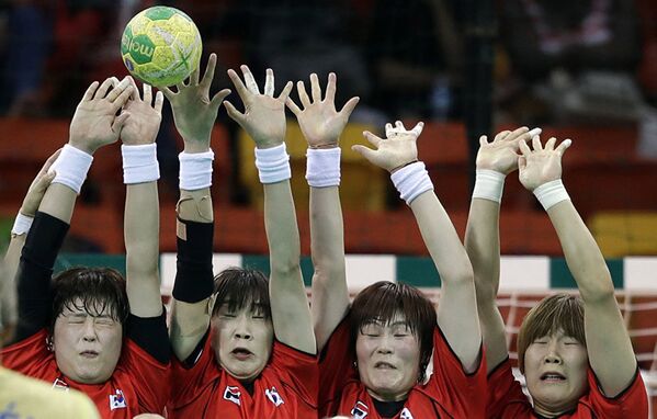 Южнокорейские волейболистки ставят блок - Sputnik Узбекистан