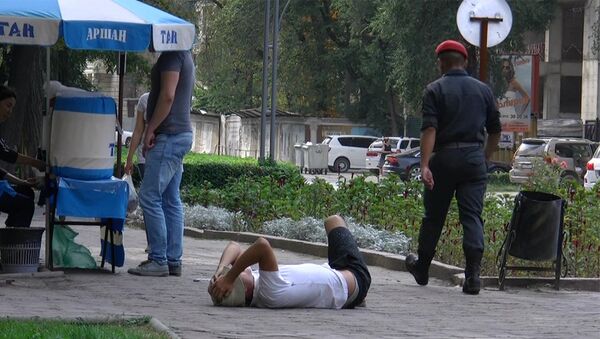 Соцэксперимент Прилично одетый или бездомный — кому помогут бишкекчане - Sputnik Узбекистан