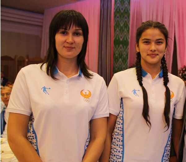 Нигора Турсунқулова, ўнгда - Sputnik Ўзбекистон