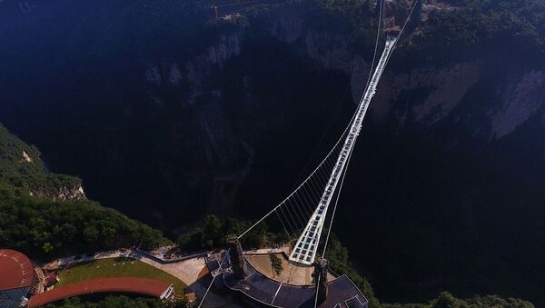 В Китае открыли самый длинный в мире стеклянный мост - Sputnik Узбекистан