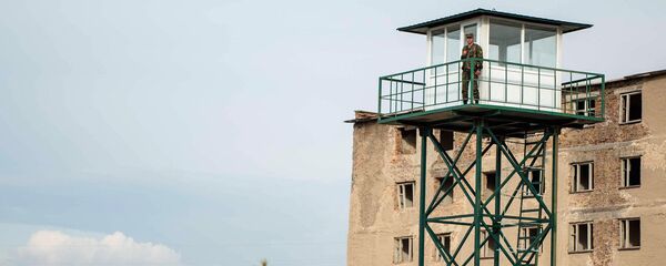 Пограничник на смотровой вышке. Граница Кыргызстана Пограничник на смотровой вышке. Граница Кыргызстана - Sputnik Ўзбекистон