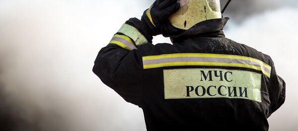 Сотрудник пожарно-спасательного подразделения МЧС на месте пожара Сотрудник пожарно-спасательного подразделения МЧС на месте пожара - Sputnik Узбекистан
