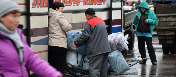 Politsiyachilar Moskvadagi Sadovod bozorini tekshirmoqda Politsiyachilar Moskvadagi Sadovod bozorini tekshirmoqda - Sputnik O‘zbekiston