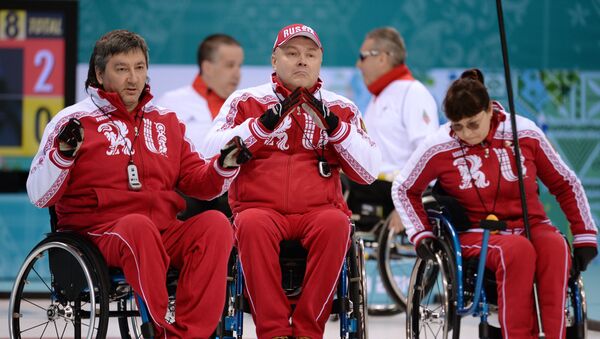 Соревнованиях по керлингу на колясках на зимних Паралимпийских играх - Sputnik Узбекистан