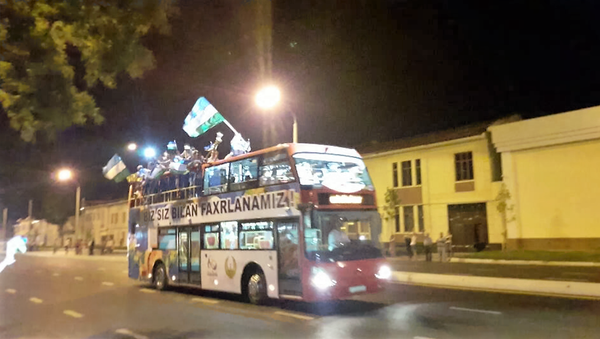 Автобус с узбекскими олимпийцами, вернувшимися из Рио - Sputnik Узбекистан