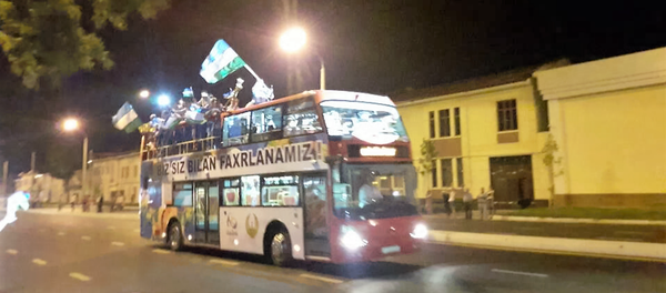 Автобус с узбекскими олимпийцами, вернувшимися из Рио Автобус с узбекскими олимпийцами, вернувшимися из Рио - Sputnik Узбекистан