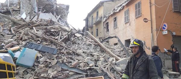 Землетрясение в Италии: работа спасателей и кадры разрушений Землетрясение в Италии: работа спасателей и кадры разрушений - Sputnik Узбекистан