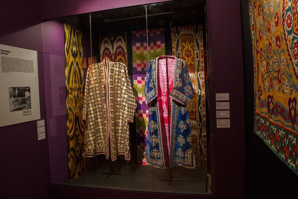 Женские халаты. Узбекистан, конец 30-х г. Выставка Культурное наследие Узбекистана - Sputnik Узбекистан