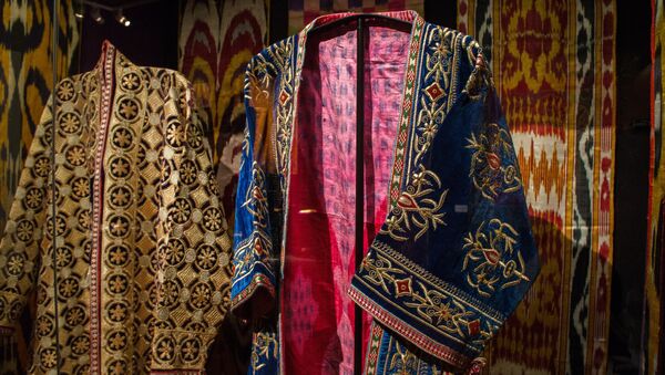 Женские халаты. Узбекистан, конец 30-х г. Выставка Культурное наследие Узбекистана - Sputnik Узбекистан
