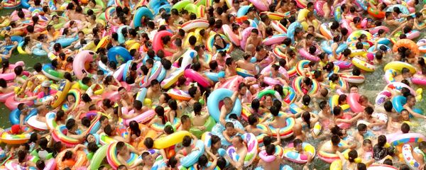 Люди отдыхают в бассейне, Китай Люди отдыхают в бассейне, Китай - Sputnik Узбекистан