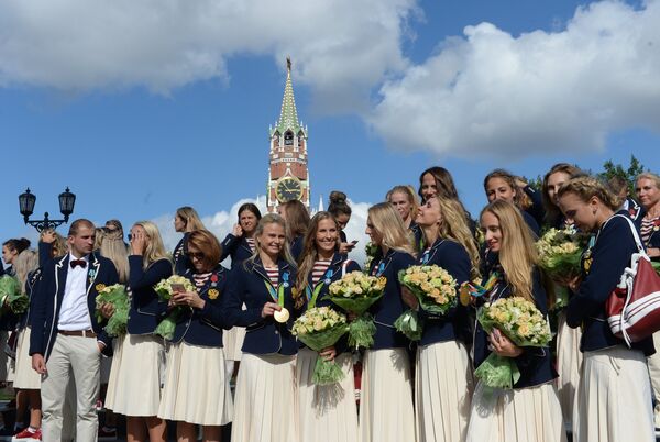 Церемония вручения премьер-министром РФ Д. Медведевым автомобилей российским спортсменам - победителям и призерам Игр XXXI Олимпиады в Рио-де-Жанейро Церемония вручения премьер-министром РФ Д. Медведевым автомобилей российским спортсменам - победителям и призерам Игр XXXI Олимпиады в Рио-де-Жанейро - Sputnik Узбекистан