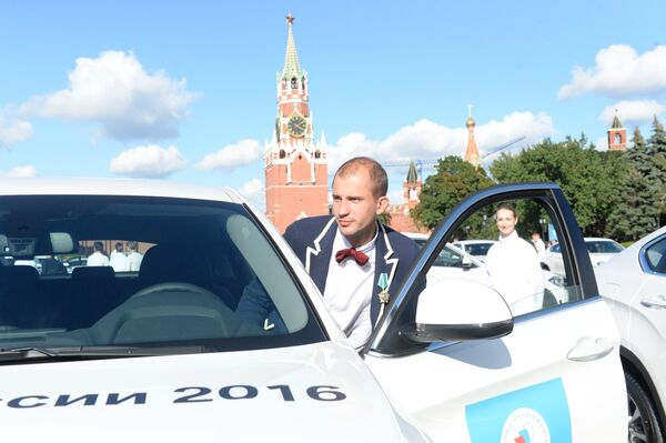 Церемония вручения премьер-министром РФ Д. Медведевым автомобилей российским спортсменам - победителям и призерам Игр XXXI Олимпиады в Рио-де-Жанейро Церемония вручения премьер-министром РФ Д. Медведевым автомобилей российским спортсменам - победителям и призерам Игр XXXI Олимпиады в Рио-де-Жанейро - Sputnik Узбекистан