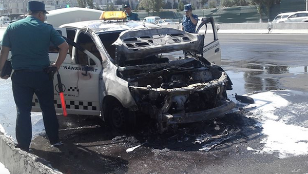 Автомобиль сгорел дотла рядом с Паркентским базаром - Sputnik Узбекистан