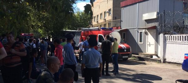 Пожарные и следователи у сгоревшего склада в Москве - Sputnik Узбекистан