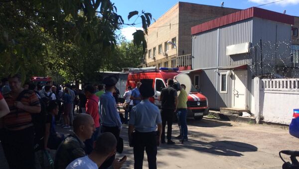 Пожарные и следователи у сгоревшего склада в Москве - Sputnik Узбекистан