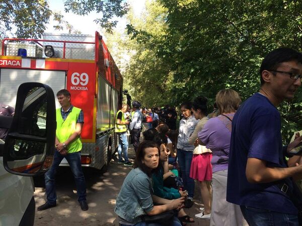 Пожарные на месте ЧП на северо-востоке Москвы, где сгорел ангар - Sputnik Узбекистан