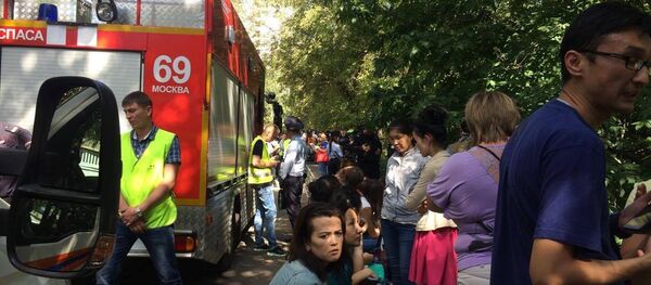 Пожарные на месте ЧП на северо-востоке Москвы, где сгорел ангар - Sputnik Узбекистан