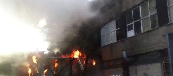 Кадры сильного пожара в Москве и комментарий спасателей Кадры сильного пожара в Москве и комментарий спасателей - Sputnik Узбекистан