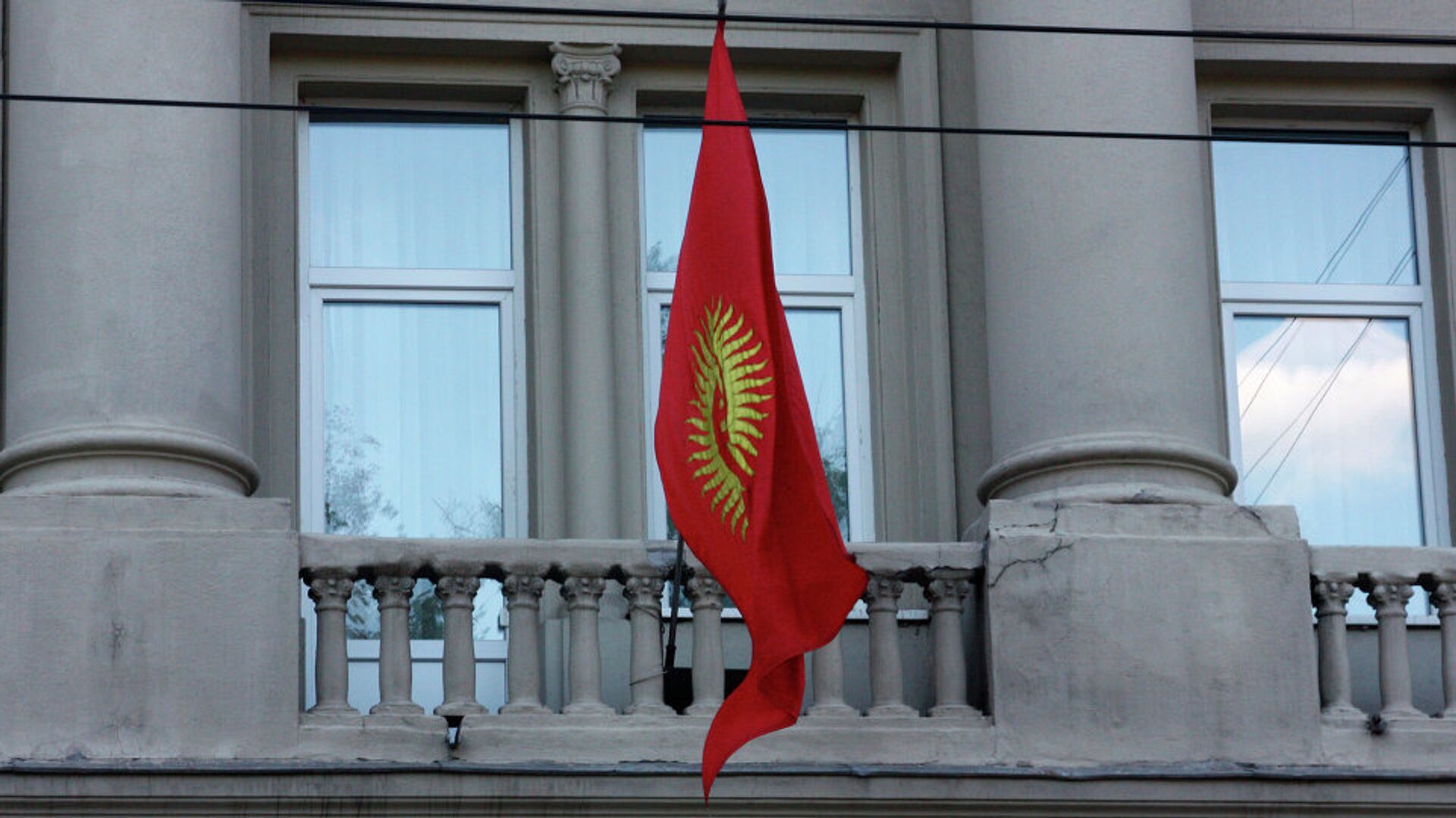 Флаг на посольстве Кыргызстана - Sputnik Узбекистан, 1920, 10.08.2022