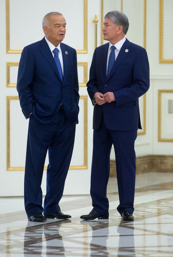 Президент Республики Узбекистан Ислам Каримов (слева) и президент Киргизской Республики Алмазбек Атамбаев - Sputnik Узбекистан