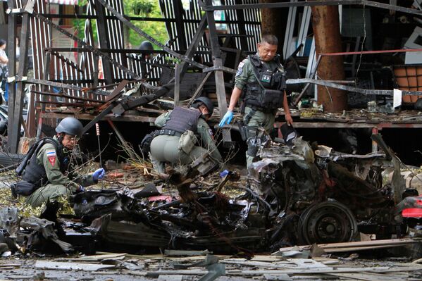 Тайские солдаты осматривают место взрыва в  Паттае - Sputnik Узбекистан