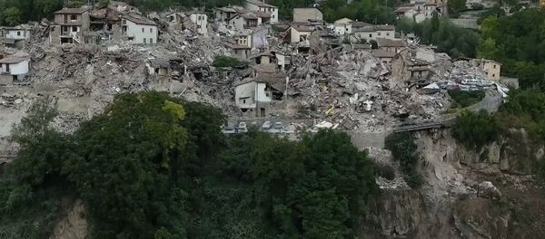 СПУТНИК_Последствия разрушительного землетрясения в Италии. Съемка с воздуха СПУТНИК_Последствия разрушительного землетрясения в Италии. Съемка с воздуха - Sputnik Узбекистан