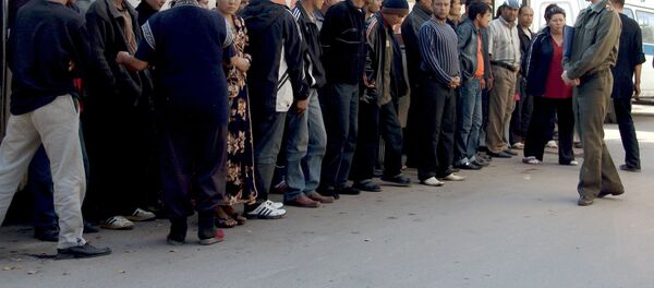 Проверка документов у мигрантов - Sputnik Узбекистан