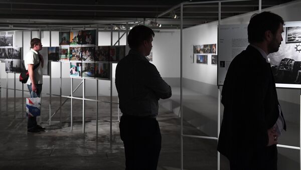 Открытие выставки победителей и призеров Международного конкурса фотожурналистики имени Андрея Стенина в Москве - Sputnik Узбекистан