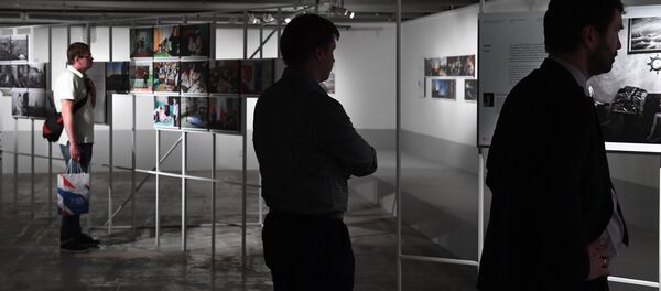 Открытие выставки победителей и призеров Международного конкурса фотожурналистики имени Андрея Стенина в Москве - Sputnik Узбекистан