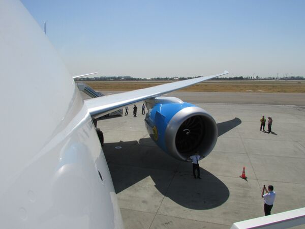 Toshkent aeroportida Boeing 787 Dreamliner samolyotini tantanali kutib olish - Sputnik O‘zbekiston