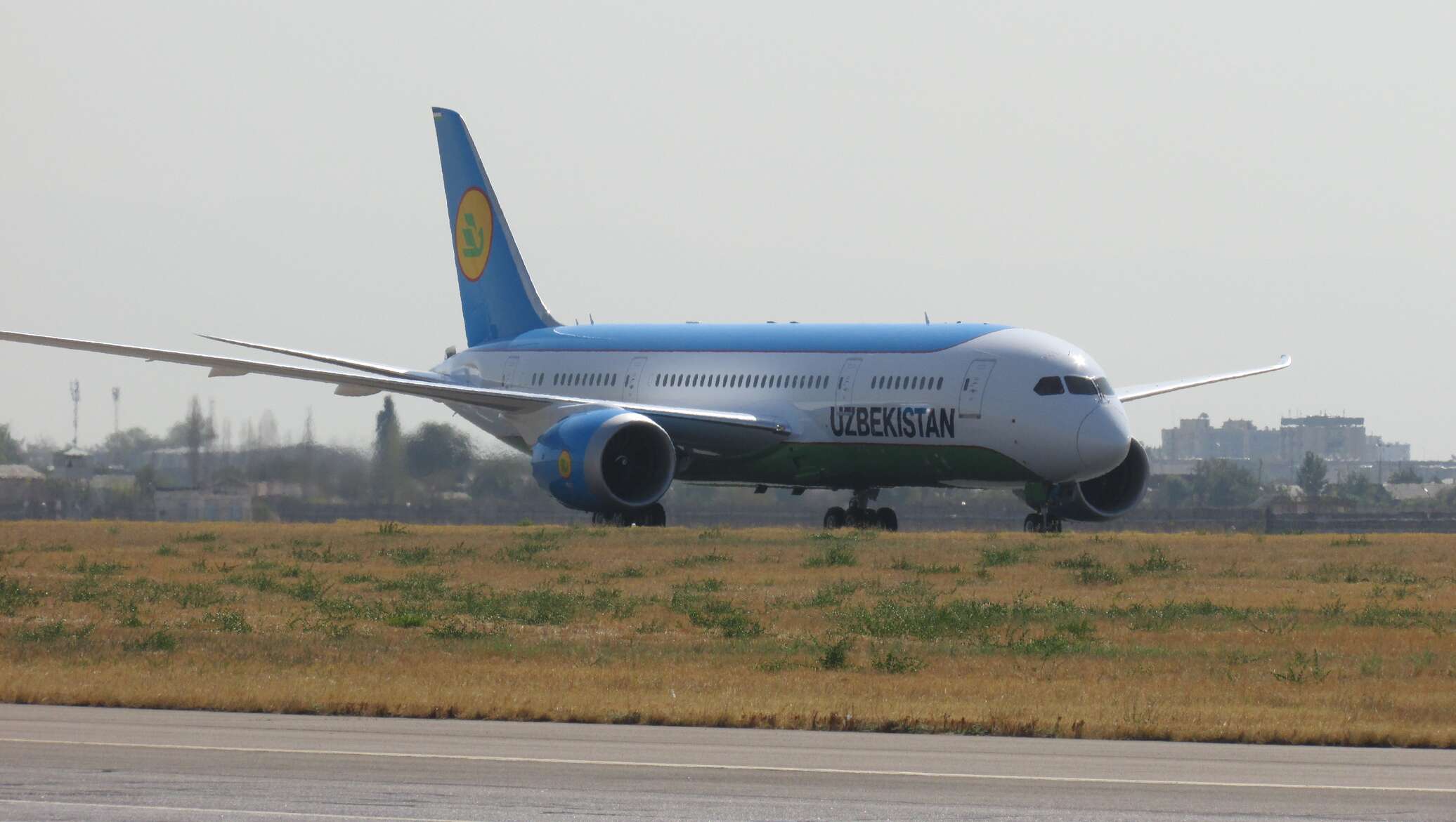 Перелет в узбекистан. Боинг 787 узбекских авиалиний. Uzbekistan Airways Dreamliner. Боинг 787-8 узбекские авиалинии. Боинг 787 Дримлайнер Узбекистон хаво йуллари.