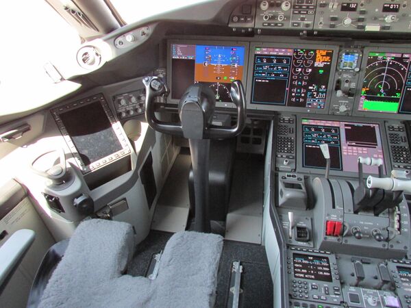 Boeing 787 Dreamliner samolyoti uchuvchilar saloni - Sputnik O‘zbekiston
