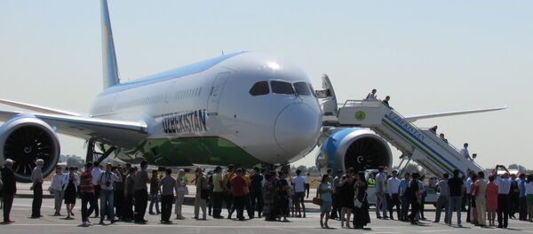 Тошкентда Boeing 787 Dreamliner самолётини кутиб олиш Тошкентда Boeing 787 Dreamliner самолётини кутиб олиш - Sputnik Ўзбекистон