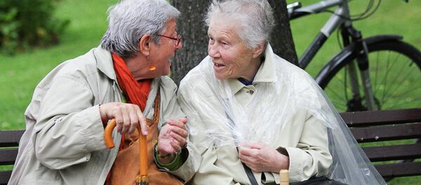Пожилые женщины в парке Пожилые женщины в парке - Sputnik Ўзбекистон